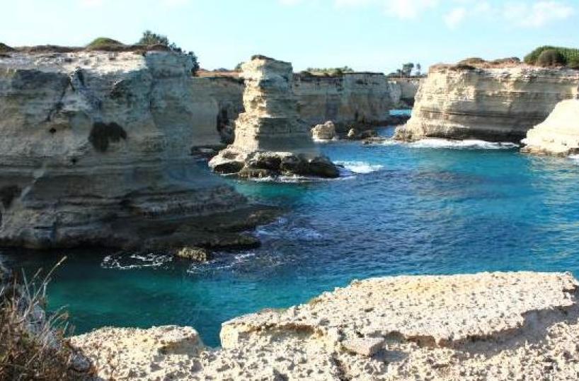 Melendugno, fa un volo di 10 metri e cade sugli scogli: 38nne di Mesagne salvo per miracolo