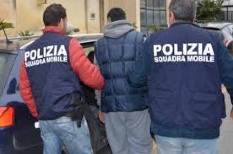 Bari, spacciava cocaina e marijuana ai domiciliari: arrestato 32enne
