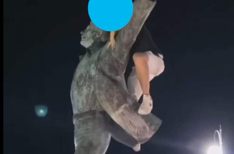 Polignano, scalano la statua di Modugno: denunciati ai carabinieri
