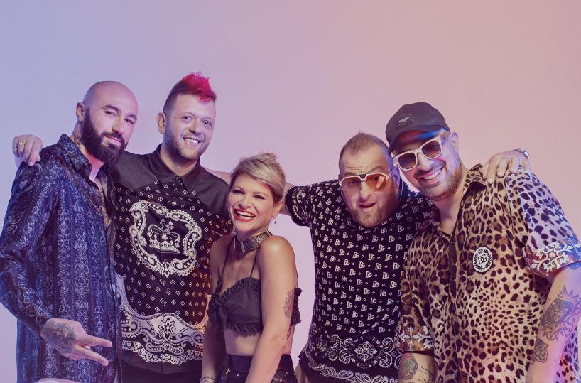 Fenomeno «Karaoke»: la hit dei Boomdabash e Alessandra Amoroso da 2 mesi è la più suonata in radio