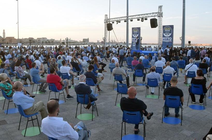 Bari, al comizio solo con mascherina