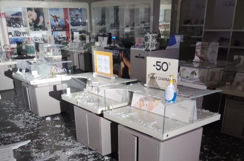 Taranti, furto di gioielli, caccia alla banda