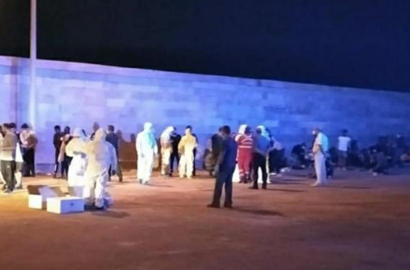 Gallipoli, al porto arriva barca con 80 migranti, scortata da GdF e Capitaneria