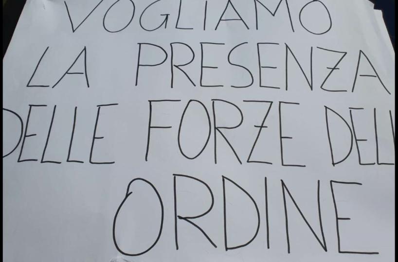 Gravina, la figlia è vittima dei bulli: papà si incatena davanti al Comune