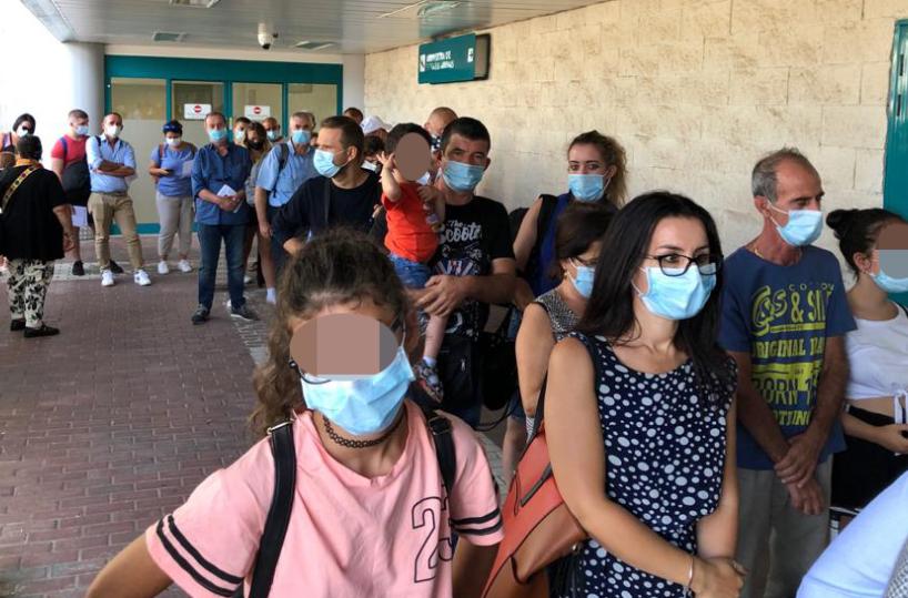 Controlli Covid: code all'aeroporto di Palese