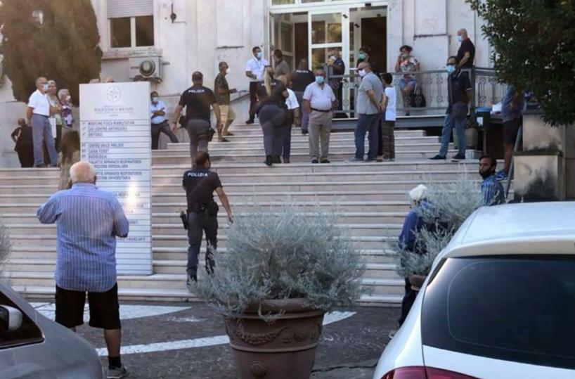 Positivi al Covid, ma vogliono tornare a lavorare nei campi: migranti in protesta a Foggia