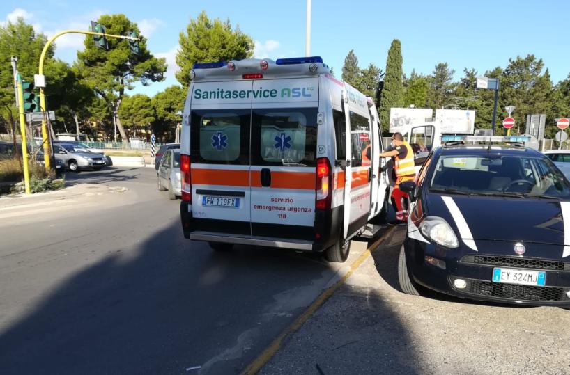Foggia, incidente su Viale Fortore: auto investe ciclista 30enne