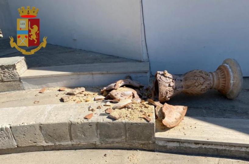 Gallipoli, distrugge fonte battesimale e finisce sui social: nei guai turista 19enne