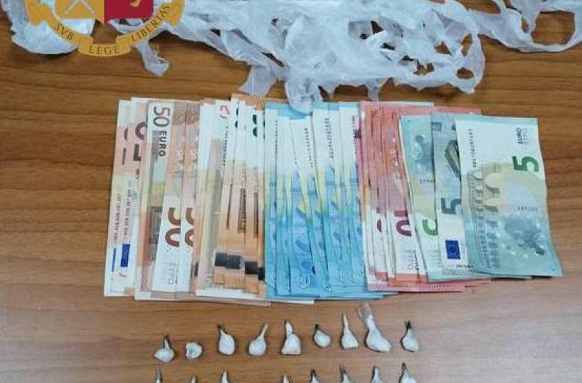 Taranto, spacciavano cocaina in casa: nei guai coppia di pusher 
