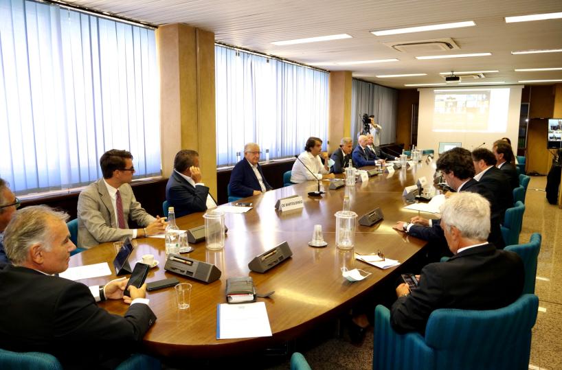 Castellaneta, Emiliano incontra gli agricoltori. Fitto: che coraggio, chieda scusa per i danni!