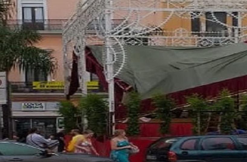 Brindisi, vento e pioggia fanno crollare il palco del "tosello"