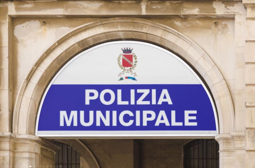 Molfetta, aggredisce vigili con bottiglia: in manette 57enne