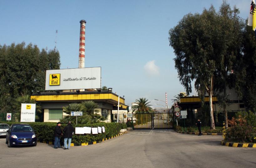 Taranto, il processo per gli odori molesti dell'Eni si «chiude» con una multa. 