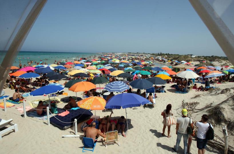 Lecce, ferito in spiaggia da un pezzo di vetro 