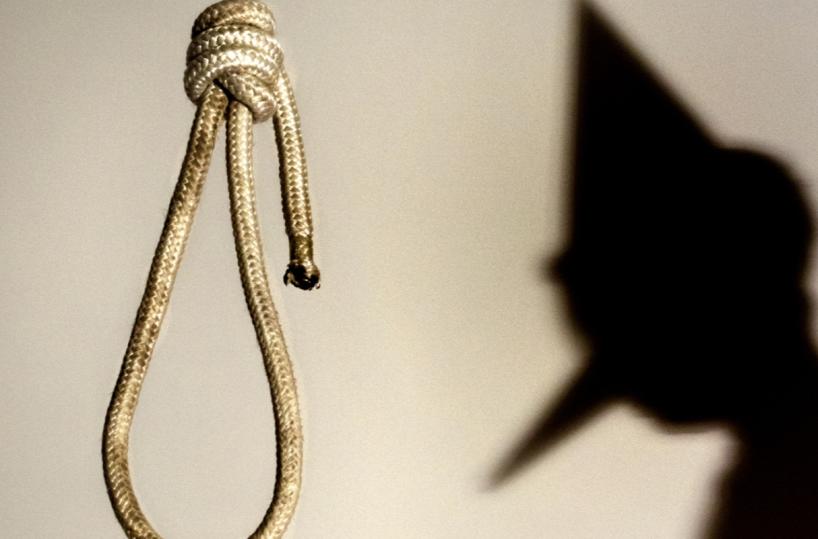 San Pietro, manda foto con cappio al collo chiedendo soldi agli amici 