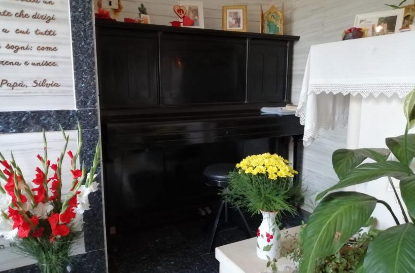Conversano, un pianoforte nel cimitero per non dimenticare Davide