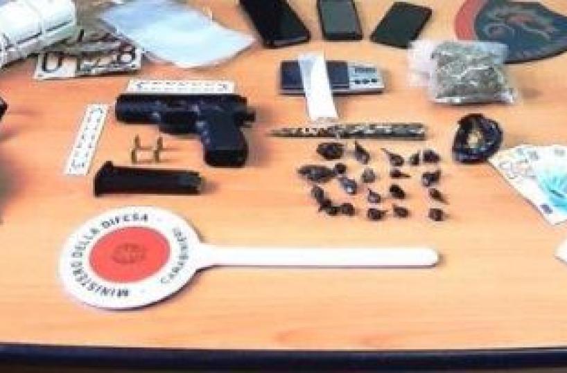 Palagianello, avevano in casa droga ed una pistola pronta all'uso: 3 in manette 