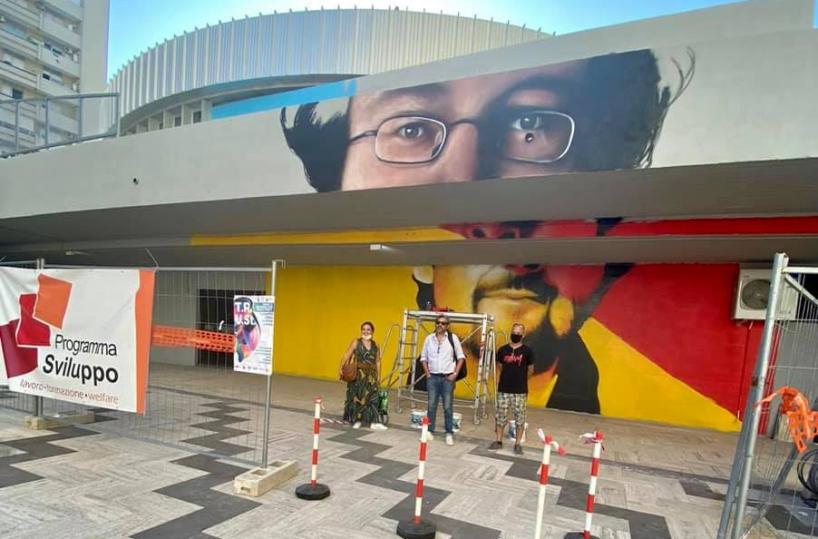 Alessandro Leogrande diventa un murale sulla biblioteca di Taranto