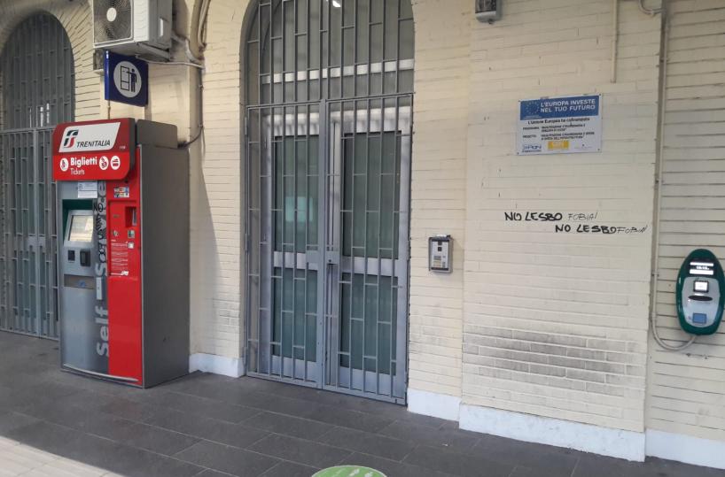 Molfetta, scritte anti-lesbiche: coro di condanna