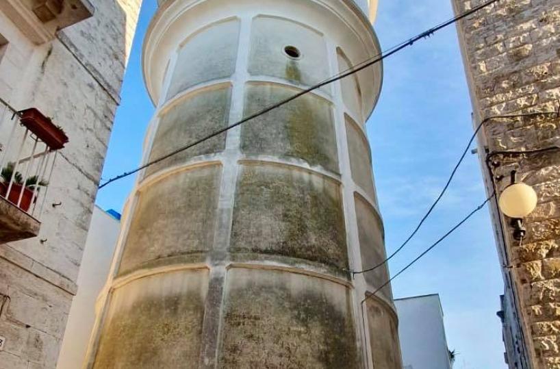 Putignano, i murales coloreranno la torre dell’Acquedotto: scoppia la polemica