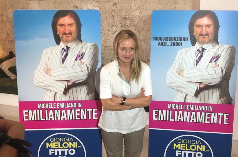 Meloni: «Emiliano nervoso, gli suggeriamo questo slogan», e lo scopre in versione Cetto La Qualunque