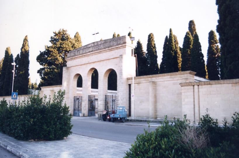 Nardò, propaganda elettorale al cimitero: si indaga