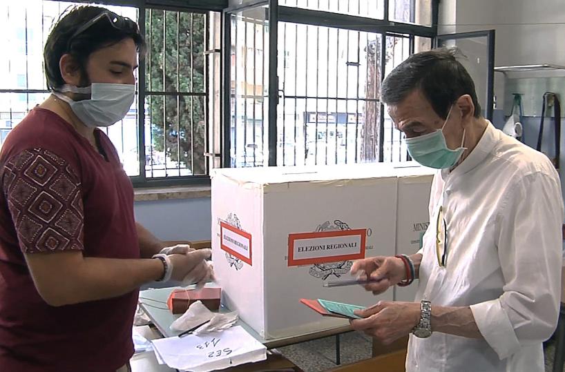 Elezioni 2020, nel Barese scarseggiano le urne di riserva: schede troppo grandi e ingombranti
