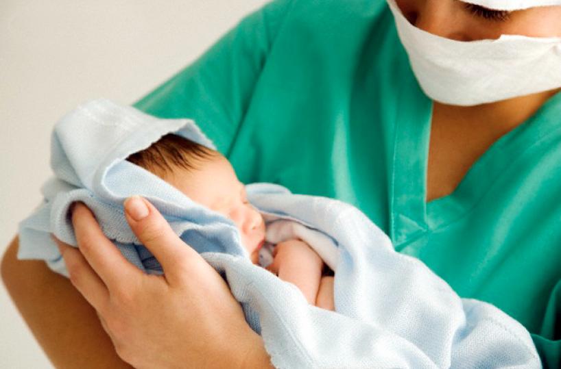 Maria l'ostetrica e i tre gemellini nati a Santeramo