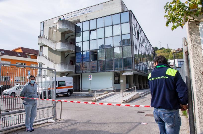 Potenza, Poliambulatorio chiuso per Covid.  Anzi, le scuole non riaprono: rischio focolaio dopo gita