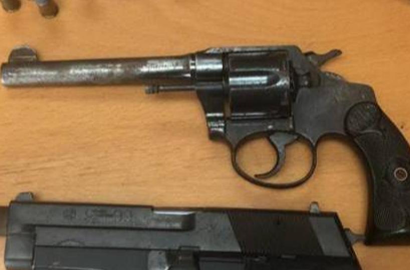 Taranto, lancia dal balcone due pistole: in cella 35enne