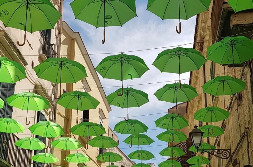A Bari Vecchia il cielo si riempie di ombrelli volanti 