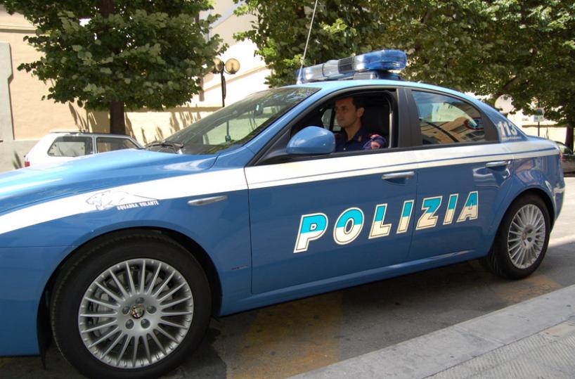 Geloso di un sms sul telefono della compagna le sbatte la testa contro il muro: arrestato 48enne a Matera