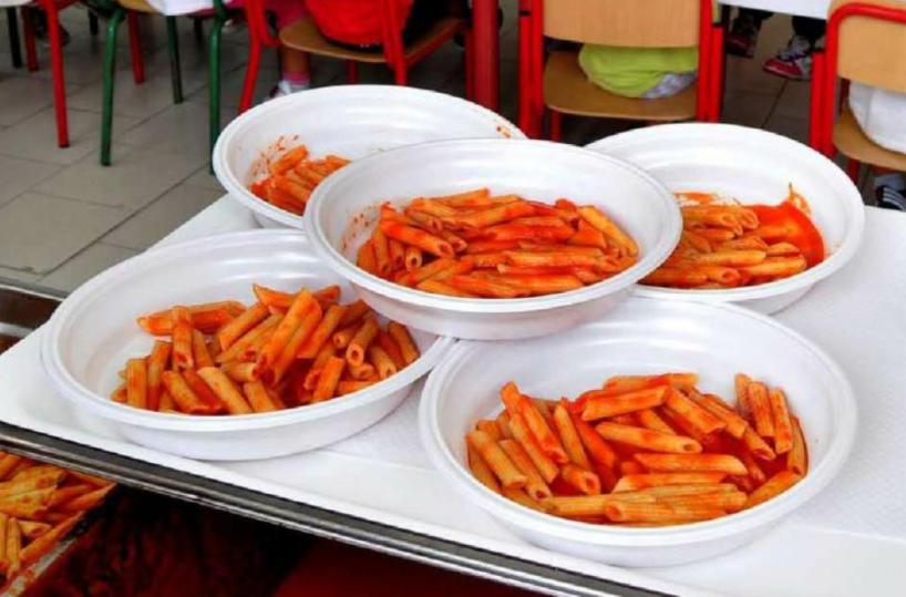 Bari, si mangia a scuola, ma la mensa è al banco