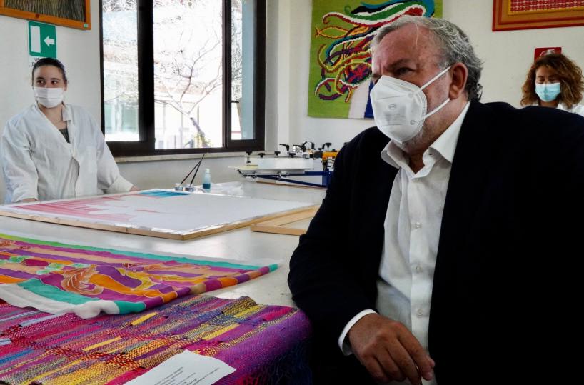 Covid e scuole, Emiliano: «Per evitare caos sui bus disallineare l'orario di inizio lezioni»