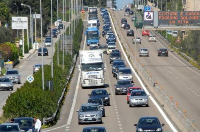 Bari, scontro tra moto e due auto in tangenziale: feriti, traffico in tilt