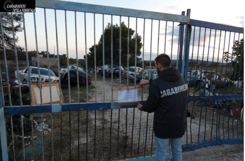 Castellaneta, cc forestali scoprono attività autodemolizione abusiva e discarica: una denuncia