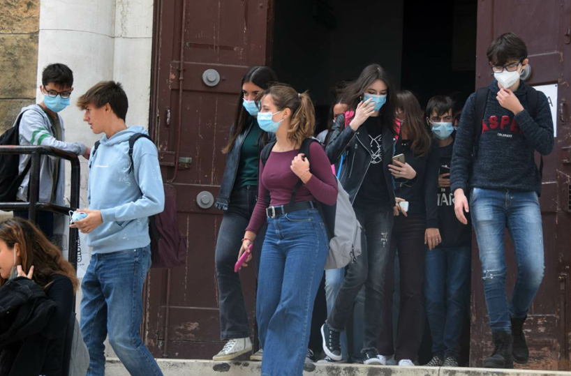 Bari, scuole sorvegliate speciali: multe ai ragazzi senza mascherina