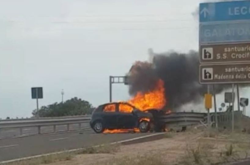 Auto contro guard rail sulla Lecce-Gallipoli: va a fuoco, muore 44enne