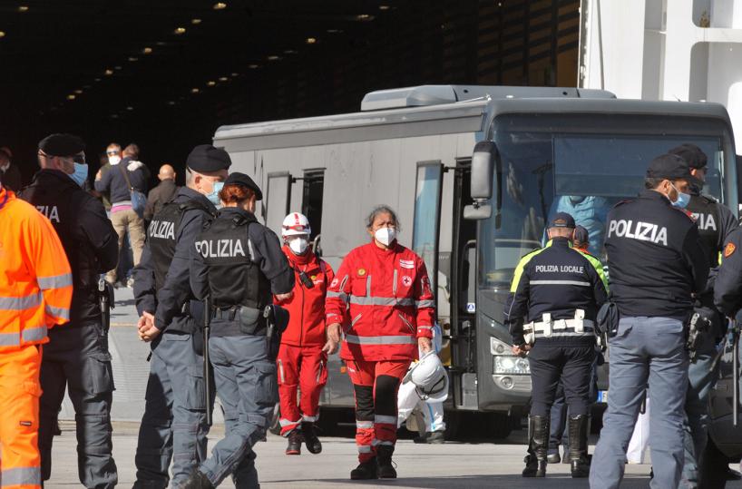 Bari, secondo gruppo migranti lascia nave Rhapsody verso centri di rimpatrio 