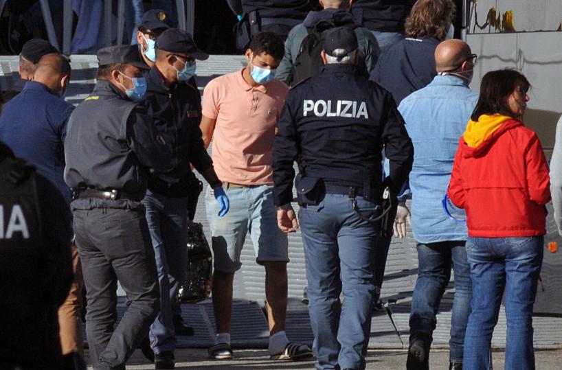 Bari, rivolta sulla nave di migranti: oltre 50 positivi a bordo. Le autorità: no allo sbarco degli altri 350E a Brindisi fuggono 40 minorenni