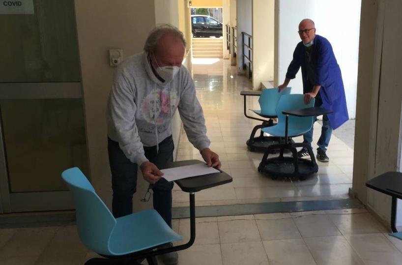 Potenza, arrivati i primi banchi con le ruote: "Sono poco adatti per le lezioni"