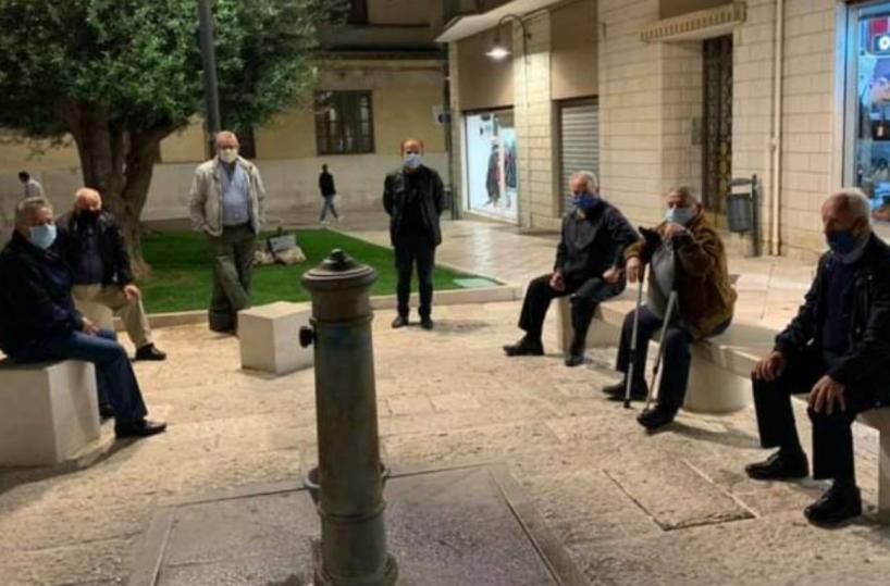 Gravina, che disciplina quei nonni distanziati sulle panchine!