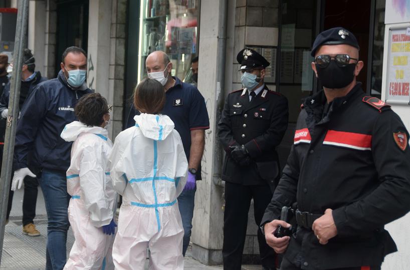 Donna morta a Bari, arteria recisa mentre si iniettava droga
