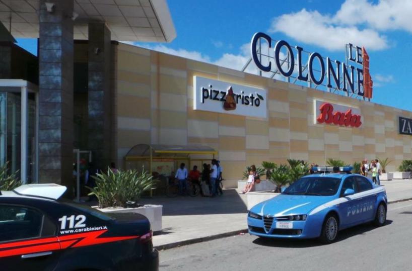 Brindisi, rapinano gioielleria in centro commerciale: clienti si nascondono nei bagni