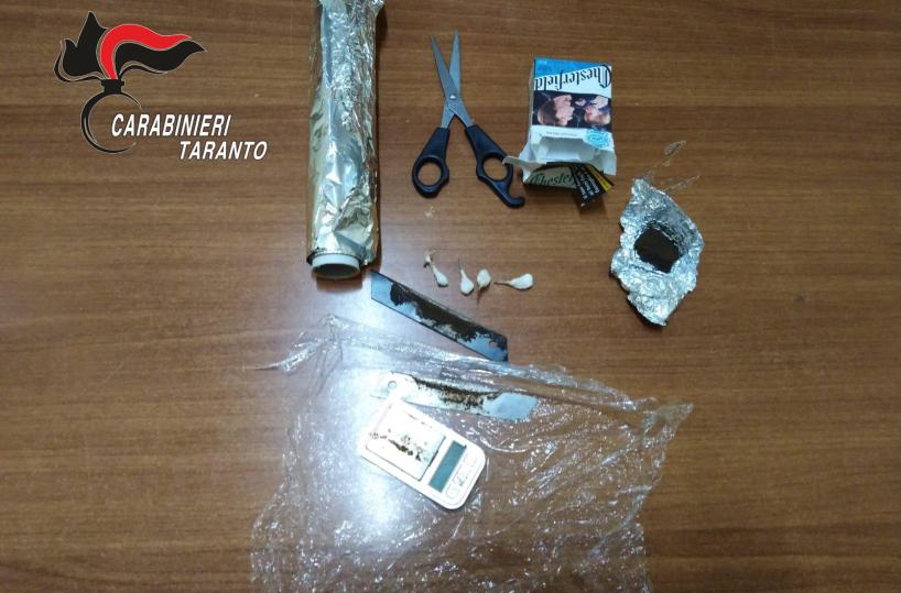Taranto, a spasso nel rione Paolo VI con dosi dihashish e cocaina: preso 25enne