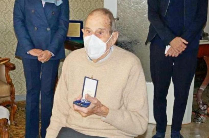 Lecce, medaglia a nonno Pasqualino: a 97 anni ha combattuto contro guerra, nazismo e virus