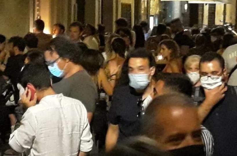 Coronavirus, ecco il decreto anti-movida. Sindaci potranno chiudere vie e piazze, l'ira di Decaro: uno scaricabarile