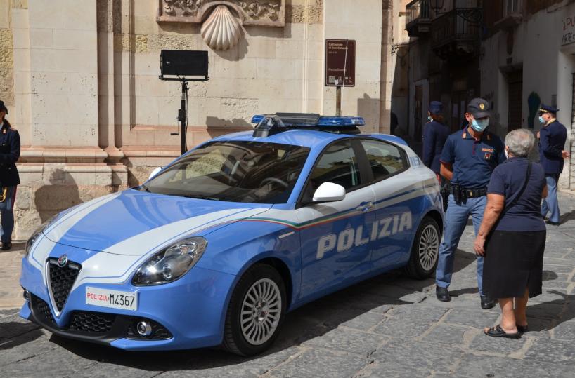 Taranto, urla nel Duomo con il crocifisso in mano e aggredisce la polizia: arrestato 