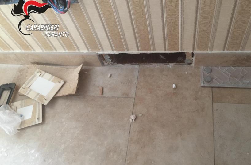 Taranto, cocaina e 33mila euro in contanti nascosti in due vani «segreti» in casa: arrestato 52enne