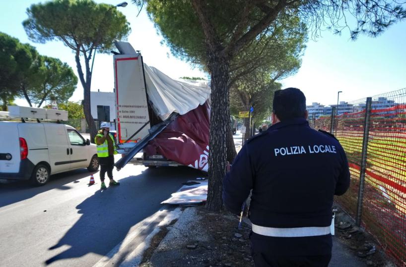 Foggia, cassone di camion sbatte contro grosso ramo di albero: illeso il conducente 